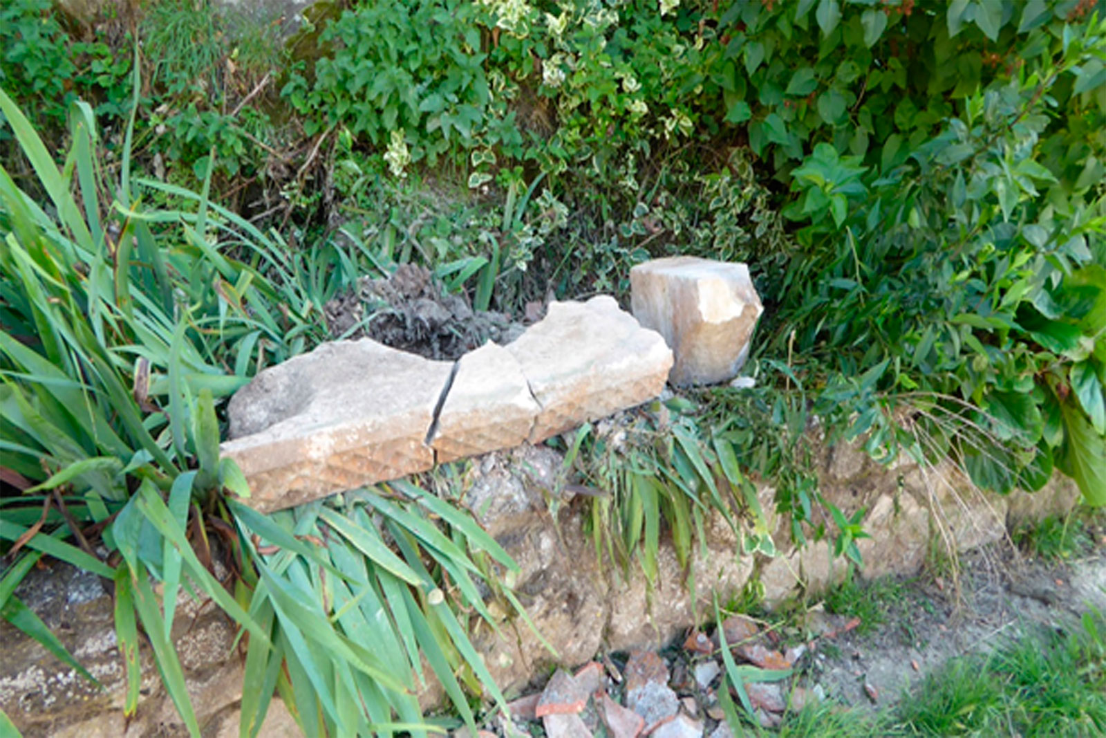 Desprendimiento en la cornisa del templo de Barrio de Santa María